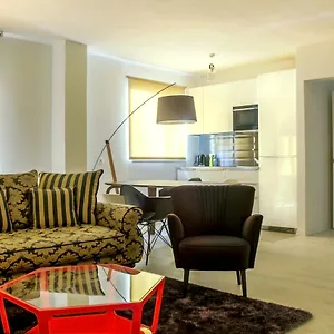 https://santa-cruz-apartments-malaga.hotelsinnerja.org